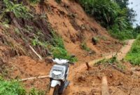 Seorang pemotor meninggal dunia akibat tertimpa longsor di Koto Laweh, Nagari Tanjung Alam, Kecamatan Tanjung Baru, Kabupaten Tanah Datar, Sumatra Barat. (Dok. BPBD Kabupaten Tanah Datar)