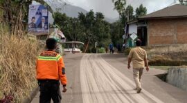 Abu vulkanik menghujani pemukiman warga dan kendaraan pasca erupsinya Gunung Marapi. (Dok. BNPB)

