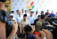 Presiden Prabowo Subianto melakukan kunjungan kerja di Provinsi Sumatera Selatan (Sumsel) yang didampingi oleh Menteri Pertanian Andi Amran Sulaiman. (Dok. Biro Pers, Media, dan Informasi Sekretariat Presiden)