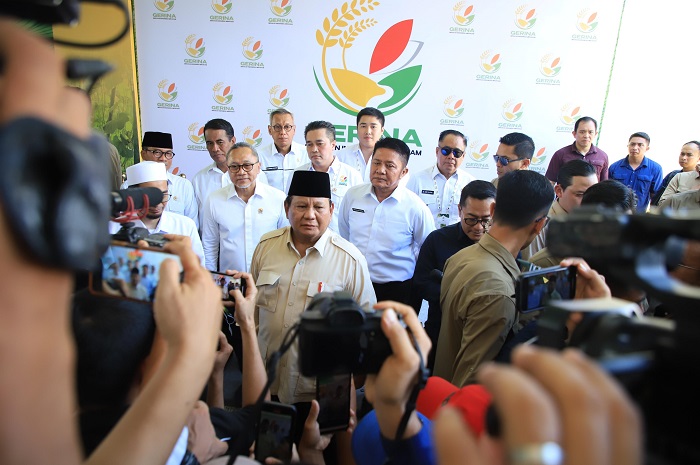 Presiden Prabowo Subianto melakukan kunjungan kerja di Provinsi Sumatera Selatan (Sumsel) yang didampingi oleh Menteri Pertanian Andi Amran Sulaiman. (Dok. Biro Pers, Media, dan Informasi Sekretariat Presiden)
