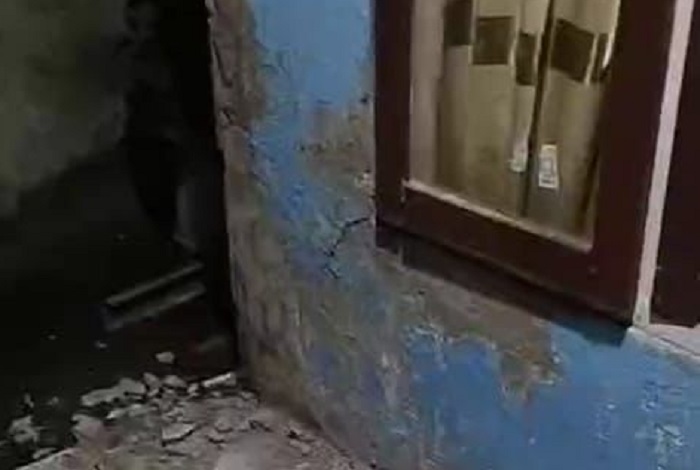 Sejumlah rumah warga mengalami kerusakan pada bagian dinding dan atap rumah setelah gempa bermagnitudo 6.3 mengguncang wilayah Kabupaten Seluma, Bengkulu. (Dok. BPBD Kota Bengkulu)